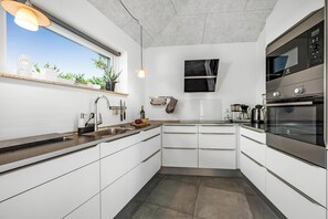 Kühlschrank, Mikrowelle, Ofen, Geschirrspüler