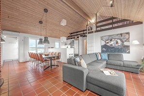 Smart-TV, Tischfußball, Tischtennisplatte