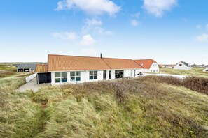 Exterior - Pool and activity house with a 180-degree view of the North Sea, located at. (Frøstrup)