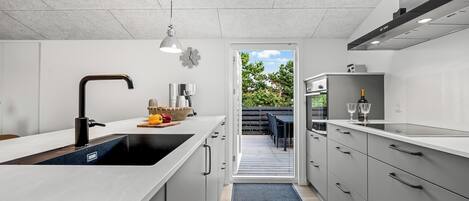 Fridge, oven, stovetop, dishwasher