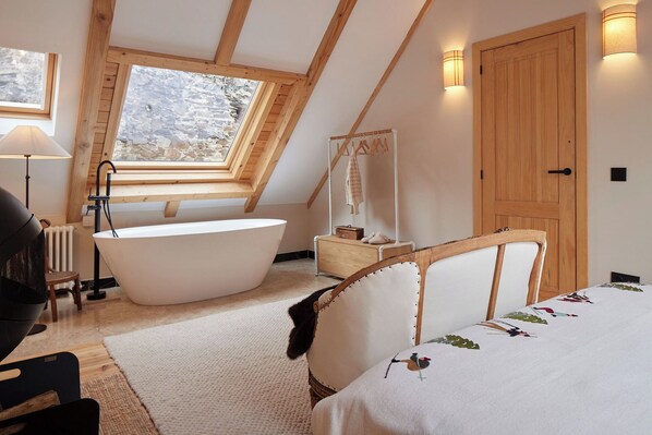 4 bedrooms, iron/ironing board, free WiFi, bed sheets