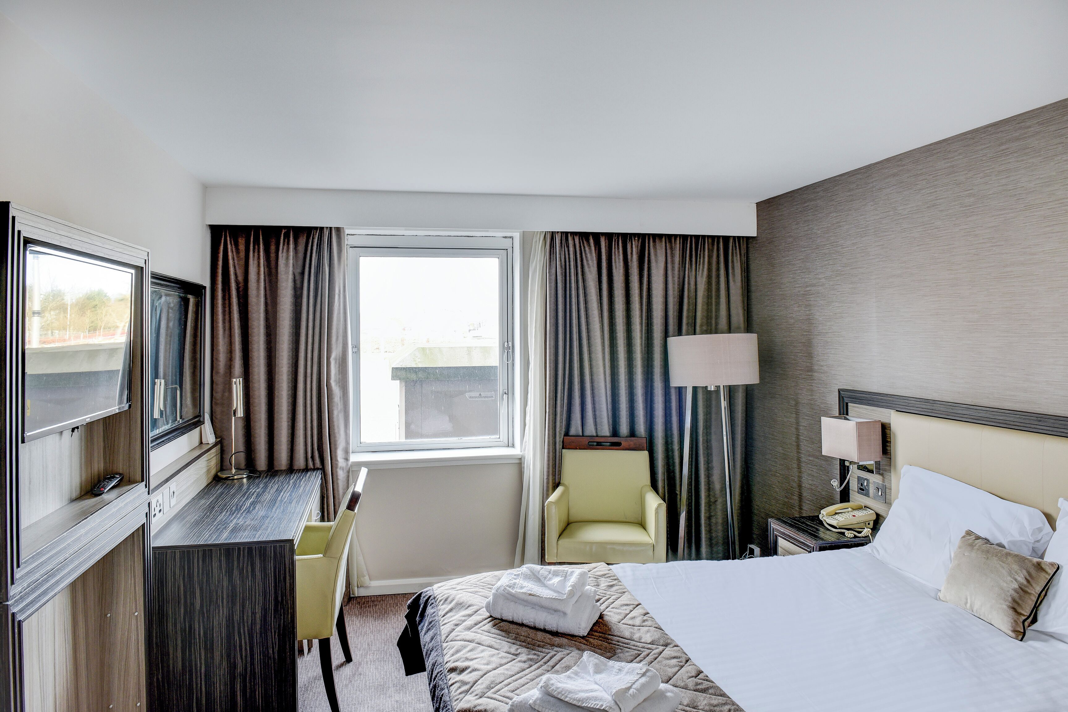 Dobbeltrom – deluxe | Skrivebord, lydisolert, strykejern/-brett og sengetøy