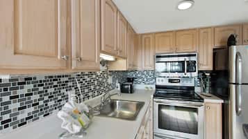 Signature Condo, 1 Bedroom, Balcony | Private kitchen | Fridge, microwave, oven, stovetop