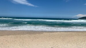 A beach with waves and a clear sky. - Oásis Morro das Pedras - Floripa (Florianópolis)