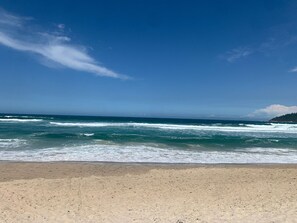 Una playa con olas y cielo despejado.