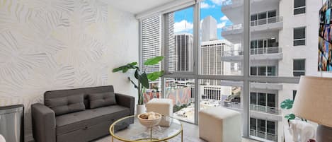 Apartamento luxo, vista para a cidade | Área de estar | TV de plasma 50 polegadas com canais a cabo