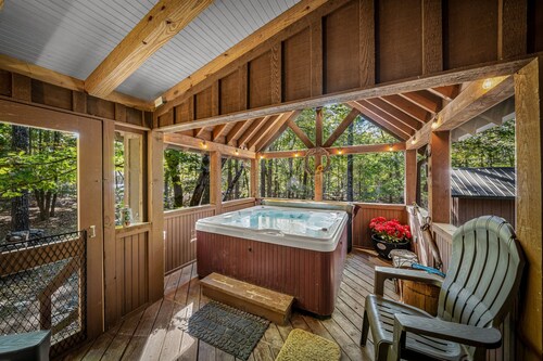 Suite Retreat-fireplace, hot tub, & fire pit