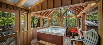 Suite Retreat-fireplace, hot tub, & fire pit