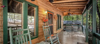 Suite Retreat-fireplace, hot tub, & fire pit