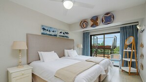 Une chambre d’hôtel avec deux lits, une table de chevet, une lampe, un miroir et une vue sur l’extérieur.