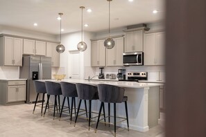 Microondas, horno, placa de cocina, lavavajillas