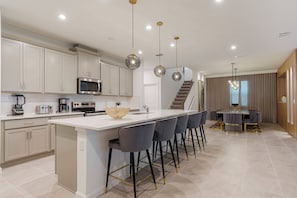 Microondas, horno, placa de cocina, lavavajillas