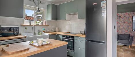 Kühlschrank, Mikrowelle, Ofen, Geschirrspüler