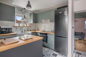 Een koelkast, een microgolfoven, een oven, een vaatwasser