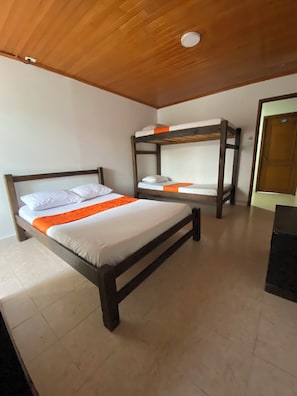 Quarto casal ou duplo conforto | Roupas de cama antialérgicas, Wi-Fi de cortesia