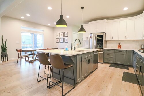 Family Friendly•Private Deck & Fire Pit•Pool Table•Gym•EV•Grill•Sleeps 8