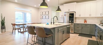 Family Friendly•Private Deck & Fire Pit•Pool Table•Gym•EV•Grill•Sleeps 8