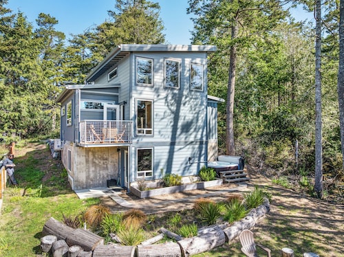 Sasquatch House MCA#50631 with Hot tub, dogs ok, ping pong, darts, firepit.