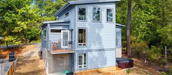 Sasquatch House MCA#50631 with Hot tub, dogs ok, ping pong, darts, firepit.