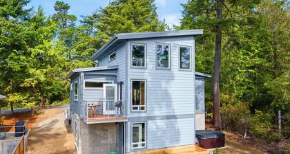 Sasquatch House MCA#50631 with Hot tub, dogs ok, ping pong, darts, firepit.