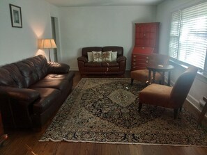 Smart TV, DVD player, books - Spacious 4-bedroom house in charming Winston-Salem with WiFi and fenced in yard. (Winston-Salem)