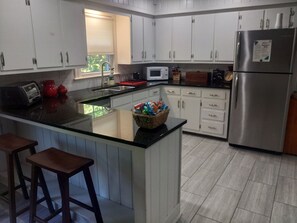 Fridge, microwave, oven, stovetop - Spacious 4-bedroom house in charming Winston-Salem with WiFi and fenced in yard. (Winston-Salem)