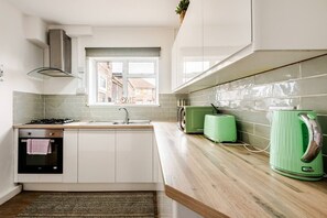 Jääkaappi, mikroaaltouuni, uuni, liesi