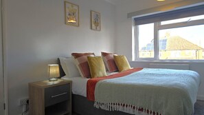 4 slaapkamers, een bureau, een strijkplank/strijkijzer, gratis wifi