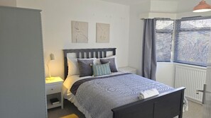 4 bedrooms, desk, iron/ironing board, free WiFi