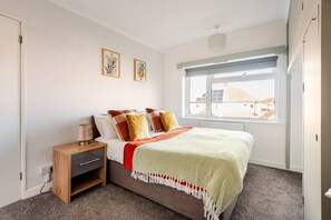 4 makuuhuonetta, työpöytä, silitysrauta/-lauta, ilmainen Wi-Fi