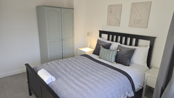 4 bedrooms, desk, iron/ironing board, free WiFi - Entire House| Long Stays in Gloucester|Contractors (Longlevens)