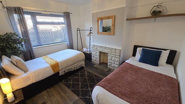 4 bedrooms, desk, iron/ironing board, free WiFi - Entire House| Long Stays in Gloucester|Contractors (Longlevens)