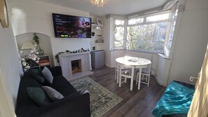 Smart TV - Entire House| Long Stays in Gloucester|Contractors (Longlevens)