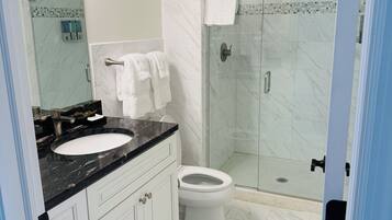 Kamar Single Comfort | Kamar mandi | Perlengkapan mandi gratis, pengering rambut,  dan handuk