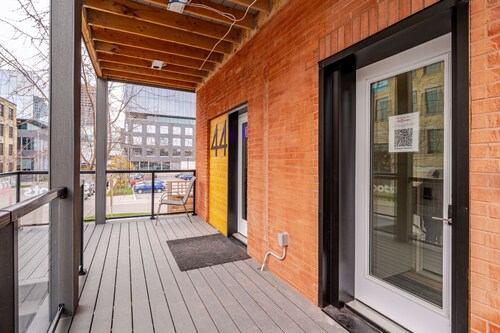 Single Bachelor unit en-suite Across from Google