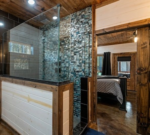 5 bedrooms, internet, bed sheets