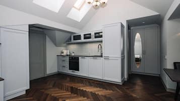 Loft | 1 bedroom, desk, laptop workspace, blackout curtains