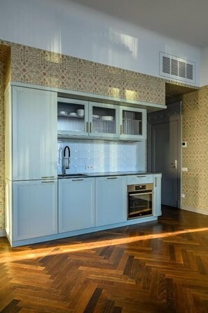 Leilighet, 2 soverom | Skrivebord, skrivebord for bærbar PC og blendingsgardiner