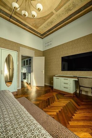 Apartemen, 2 kamar tidur | Meja kerja, ruang kerja ramah laptop, dan tirai kedap cahaya