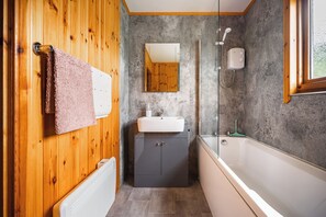 Serviettes fournies, papier toilette