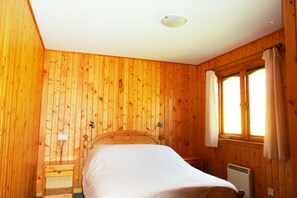 3 chambres, fer et planche à repasser, lit parapluie, Wi-Fi gratuit