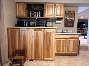 Køleskab, mikrobølgeovn, brødrister, blender