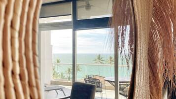 Suite junior, 1 cama King size y sofá cama, vista al océano | Área de sala de estar | Smart TV de 55 pulgadas con canales digitales