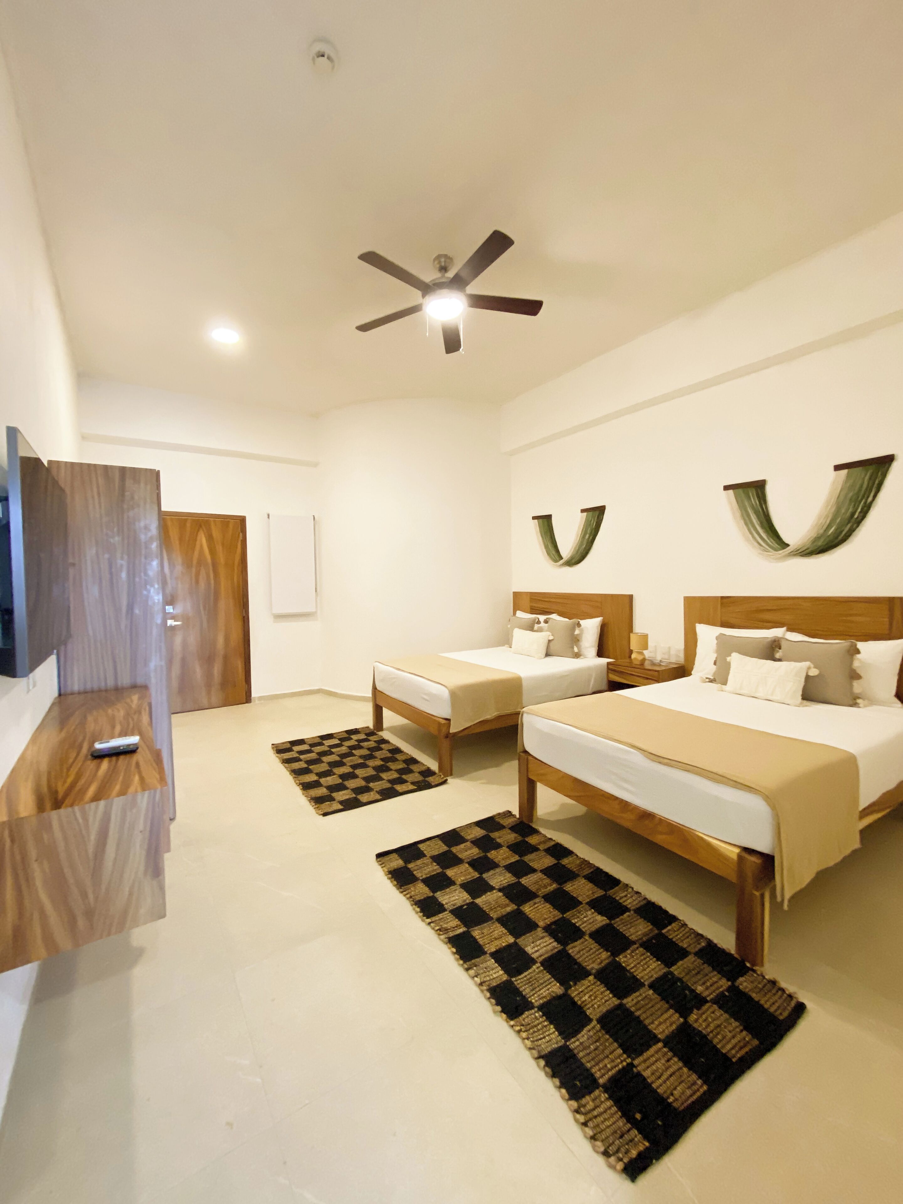 Suite Supérieure, vue piscine | Coffres-forts dans les chambres, rideaux occultants