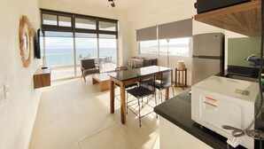 Une cuisine moderne dotée d’une grande fenêtre, d’un coin repas et d’un ventilateur de plafond.