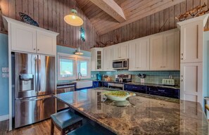 Refrigerador, microondas, placa de cocina, lavavajillas