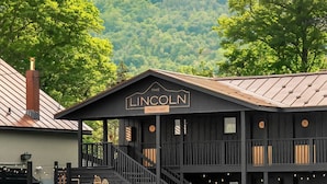 Een gebouw met een bord waarop 'The Lincoln' staat en een trap die naar een balkon leidt.
