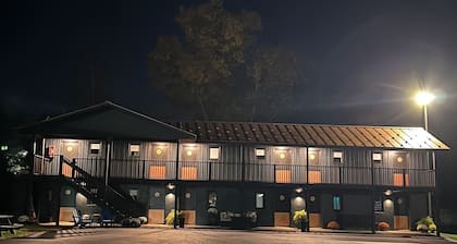 Lincoln Boutique Motel- Lower Room #5