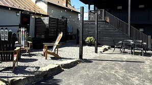 Outdoor dining - Lincoln Boutique Motel- Lower Room #6 (Ellicottville)