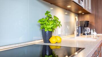 Kühlschrank, Mikrowelle, Ofen, Herdplatte